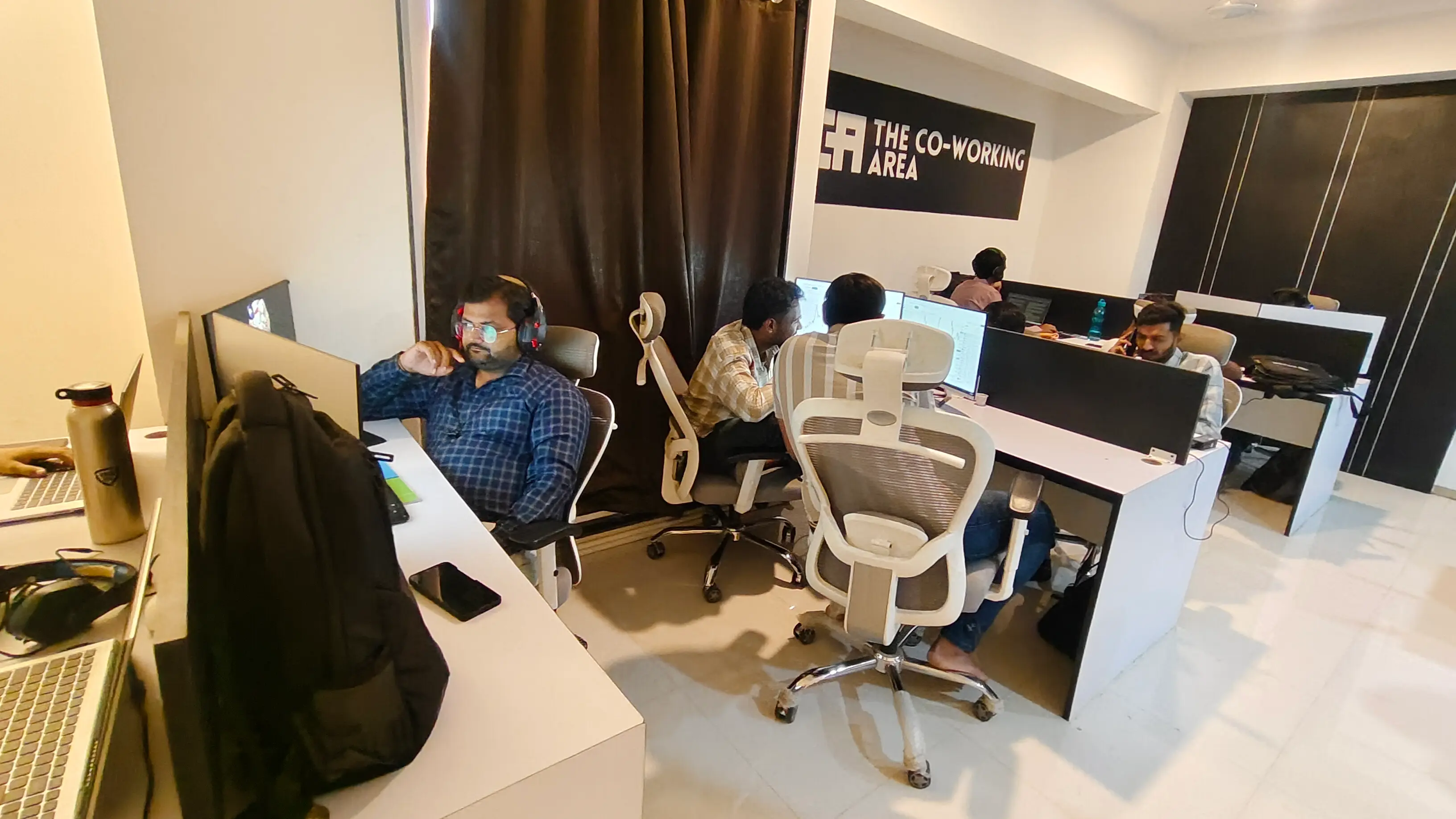 Students learning technical analysis